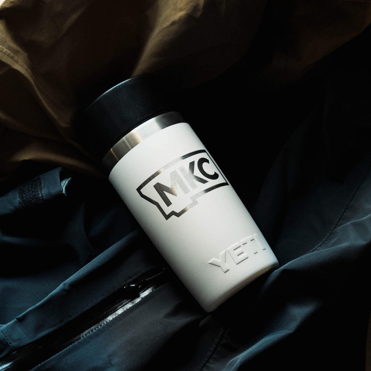 MKC x YETI RAMBLER 12 OZ HOTSHOT - WHITE