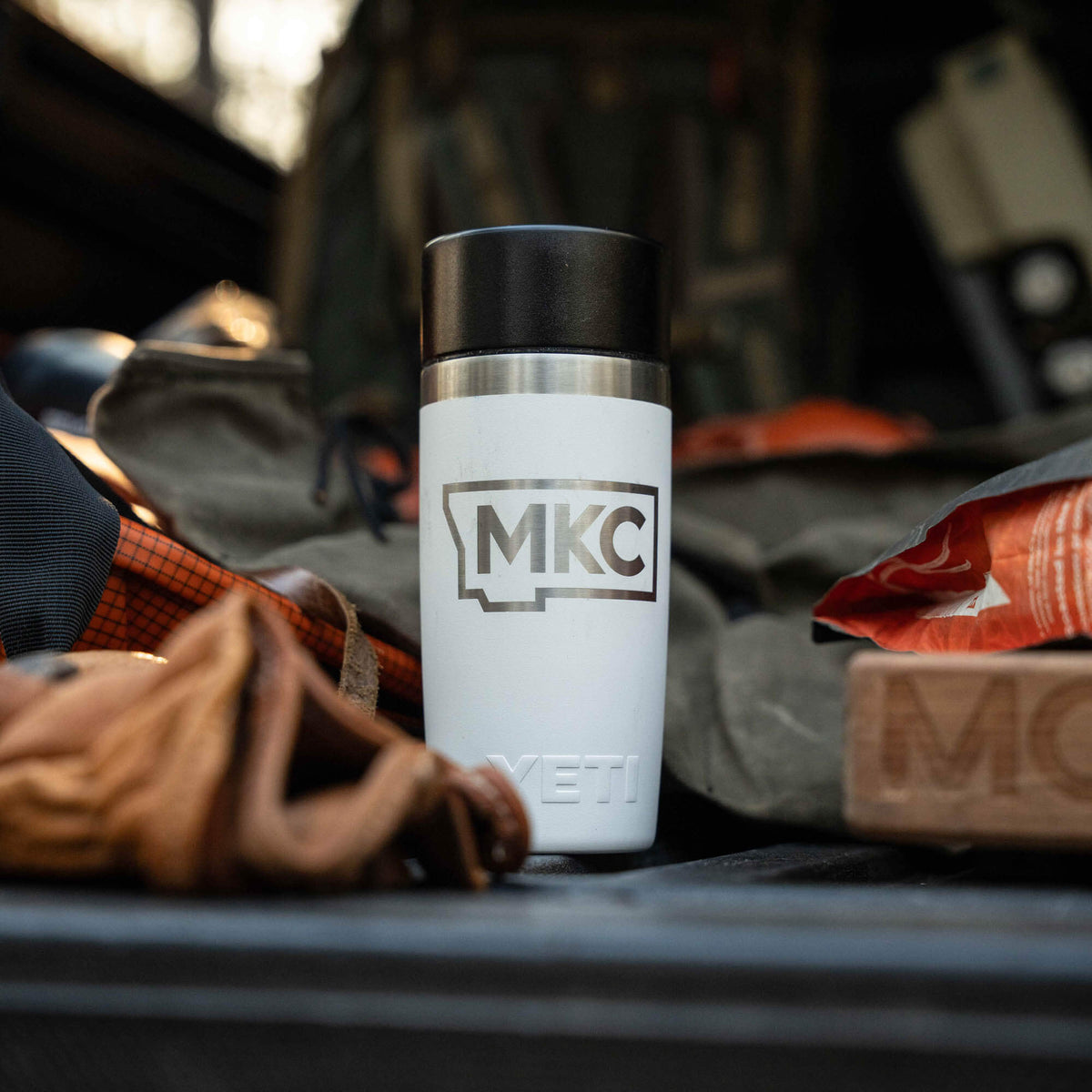 MKC x YETI RAMBLER 12 OZ HOTSHOT - WHITE