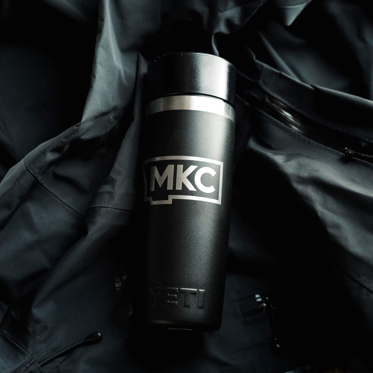 MKC x YETI RAMBLER 16 OZ HOTSHOT