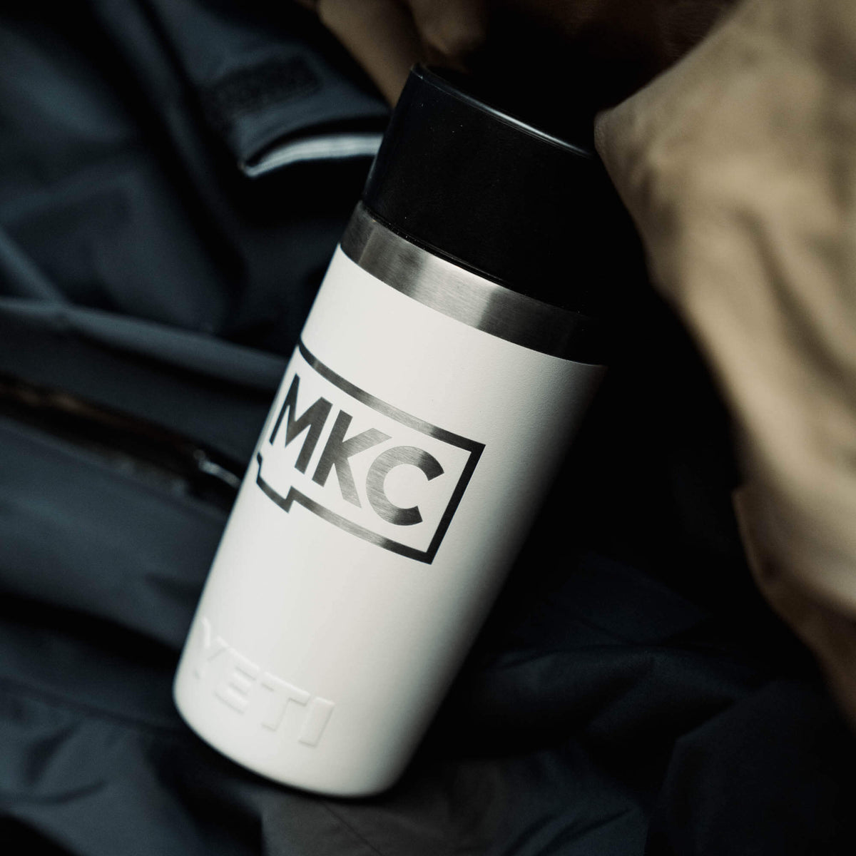 MKC x YETI RAMBLER 12 OZ HOTSHOT - WHITE
